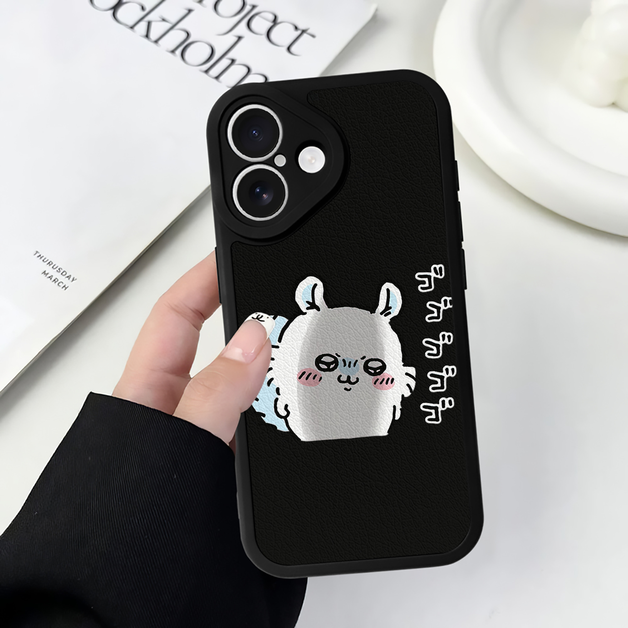 （画像用） ちいかわ モモンガ Chii-kawa Momonga 【iPhone 16シリーズ対応】シリコンスマホケース（レザー調） 材質：シリコン